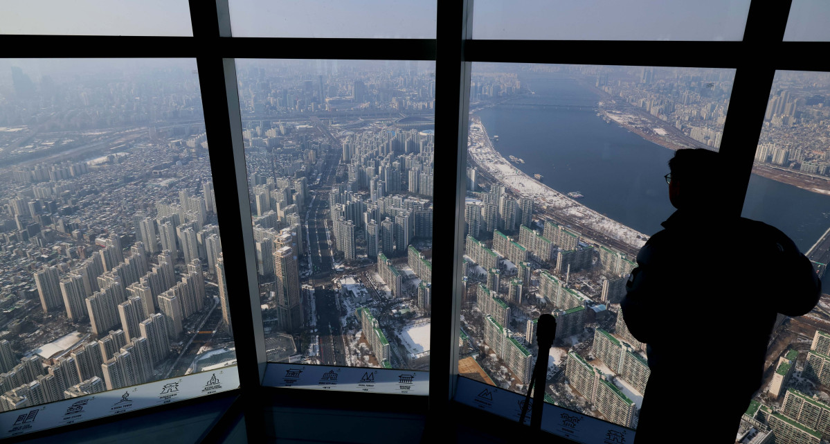 ▲지난달 한강 이남 11개구의 중소형 아파트값 평균이 18억원을 돌파한 것으로 나타났다. 2일 KB부동산 월간 주택 시계열 통계에 따르면 1월 한강 이남 11개구(강남·서초·송파·강동·양천·강서·영등포·동작·관악·구로·금천구)의 중소형(전용면적 60㎡ 초과∼85㎡ 이하) 아파트값은 평균 18억269만원으로 집계됐다. 지난해 12월(17억8561만원)보다 0.96% 상승한 것으로, 서울 중소형 면적 아파트 처음으로 18억원을 돌파했다. 지난달 한강 이북 14개구(종로·중·용산·성동·광진·동대문·중랑·성북·강북·도봉·노원·은평·서대문·마포구)의 중소형 아파트 평균가는 11억419만원으로, 작년 12월(10억9510만원)보다 0.83% 오르며 11억원을 처음으로 넘어섰다. 사진은 이날 서울 송파구 롯데월드타워에서 본 서울 시내 아파트 단지 모습. 신태현 기자 holjjak@