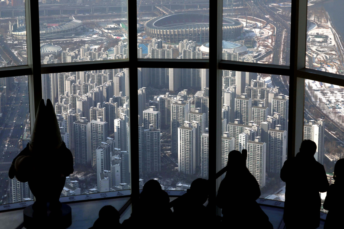 ▲지난달 한강 이남 11개구의 중소형 아파트값 평균이 18억원을 돌파한 것으로 나타났다. 2일 KB부동산 월간 주택 시계열 통계에 따르면 1월 한강 이남 11개구(강남·서초·송파·강동·양천·강서·영등포·동작·관악·구로·금천구)의 중소형(전용면적 60㎡ 초과∼85㎡ 이하) 아파트값은 평균 18억269만원으로 집계됐다. 지난해 12월(17억8561만원)보다 0.96% 상승한 것으로, 서울 중소형 면적 아파트 처음으로 18억원을 돌파했다. 지난달 한강 이북 14개구(종로·중·용산·성동·광진·동대문·중랑·성북·강북·도봉·노원·은평·서대문·마포구)의 중소형 아파트 평균가는 11억419만원으로, 작년 12월(10억9510만원)보다 0.83% 오르며 11억원을 처음으로 넘어섰다. 사진은 이날 서울 송파구 롯데월드타워에서 본 서울 시내 아파트 단지 모습. 신태현 기자 holjjak@