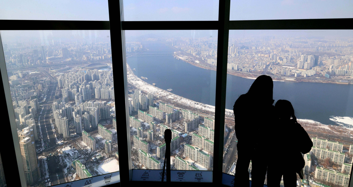 ▲지난달 한강 이남 11개구의 중소형 아파트값 평균이 18억원을 돌파한 것으로 나타났다. 2일 KB부동산 월간 주택 시계열 통계에 따르면 1월 한강 이남 11개구(강남·서초·송파·강동·양천·강서·영등포·동작·관악·구로·금천구)의 중소형(전용면적 60㎡ 초과∼85㎡ 이하) 아파트값은 평균 18억269만원으로 집계됐다. 지난해 12월(17억8561만원)보다 0.96% 상승한 것으로, 서울 중소형 면적 아파트 처음으로 18억원을 돌파했다. 지난달 한강 이북 14개구(종로·중·용산·성동·광진·동대문·중랑·성북·강북·도봉·노원·은평·서대문·마포구)의 중소형 아파트 평균가는 11억419만원으로, 작년 12월(10억9510만원)보다 0.83% 오르며 11억원을 처음으로 넘어섰다. 사진은 이날 서울 송파구 롯데월드타워에서 본 서울 시내 아파트 단지 모습. 신태현 기자 holjjak@