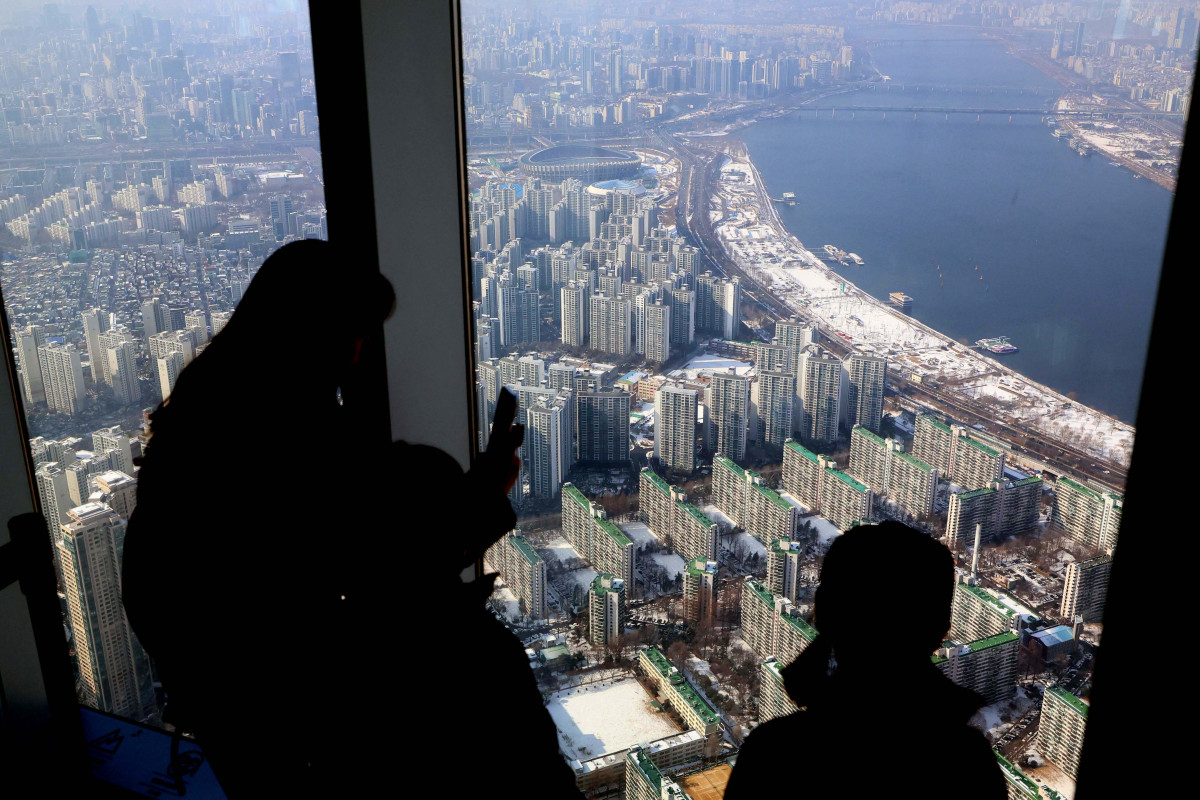 ▲지난달 한강 이남 11개구의 중소형 아파트값 평균이 18억원을 돌파한 것으로 나타났다. 2일 KB부동산 월간 주택 시계열 통계에 따르면 1월 한강 이남 11개구(강남·서초·송파·강동·양천·강서·영등포·동작·관악·구로·금천구)의 중소형(전용면적 60㎡ 초과∼85㎡ 이하) 아파트값은 평균 18억269만원으로 집계됐다. 지난해 12월(17억8561만원)보다 0.96% 상승한 것으로, 서울 중소형 면적 아파트 처음으로 18억원을 돌파했다. 지난달 한강 이북 14개구(종로·중·용산·성동·광진·동대문·중랑·성북·강북·도봉·노원·은평·서대문·마포구)의 중소형 아파트 평균가는 11억419만원으로, 작년 12월(10억9510만원)보다 0.83% 오르며 11억원을 처음으로 넘어섰다. 사진은 이날 서울 송파구 롯데월드타워에서 본 서울 시내 아파트 단지 모습. 신태현 기자 holjjak@