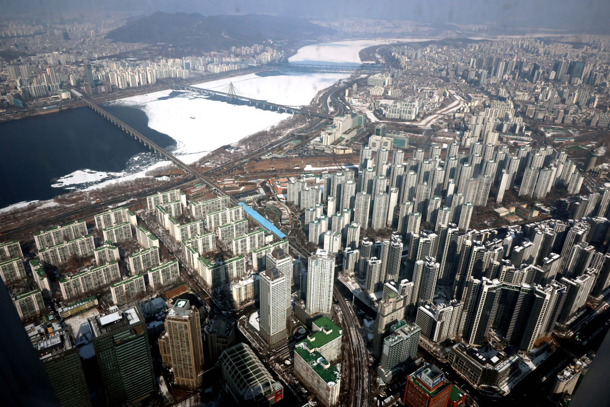 ▲지난달 한강 이남 11개구의 중소형 아파트값 평균이 18억원을 돌파한 것으로 나타났다. 2일 KB부동산 월간 주택 시계열 통계에 따르면 1월 한강 이남 11개구(강남·서초·송파·강동·양천·강서·영등포·동작·관악·구로·금천구)의 중소형(전용면적 60㎡ 초과∼85㎡ 이하) 아파트값은 평균 18억269만원으로 집계됐다. 지난해 12월(17억8561만원)보다 0.96% 상승한 것으로, 서울 중소형 면적 아파트 처음으로 18억원을 돌파했다. 지난달 한강 이북 14개구(종로·중·용산·성동·광진·동대문·중랑·성북·강북·도봉·노원·은평·서대문·마포구)의 중소형 아파트 평균가는 11억419만원으로, 작년 12월(10억9510만원)보다 0.83% 오르며 11억원을 처음으로 넘어섰다. 사진은 이날 서울 송파구 롯데월드타워에서 본 서울 시내 아파트 단지 모습. 신태현 기자 holjjak@