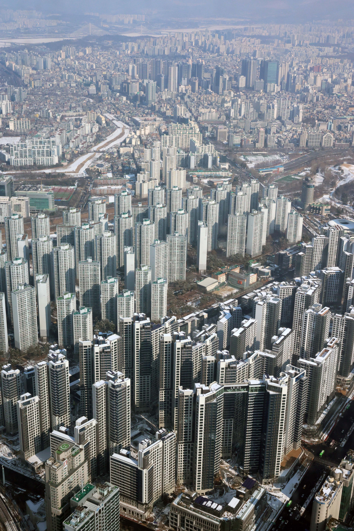 ▲지난달 한강 이남 11개구의 중소형 아파트값 평균이 18억원을 돌파한 것으로 나타났다. 2일 KB부동산 월간 주택 시계열 통계에 따르면 1월 한강 이남 11개구(강남·서초·송파·강동·양천·강서·영등포·동작·관악·구로·금천구)의 중소형(전용면적 60㎡ 초과∼85㎡ 이하) 아파트값은 평균 18억269만원으로 집계됐다. 지난해 12월(17억8561만원)보다 0.96% 상승한 것으로, 서울 중소형 면적 아파트 처음으로 18억원을 돌파했다. 지난달 한강 이북 14개구(종로·중·용산·성동·광진·동대문·중랑·성북·강북·도봉·노원·은평·서대문·마포구)의 중소형 아파트 평균가는 11억419만원으로, 작년 12월(10억9510만원)보다 0.83% 오르며 11억원을 처음으로 넘어섰다. 사진은 이날 서울 송파구 롯데월드타워에서 본 서울 시내 아파트 단지 모습. 신태현 기자 holjjak@