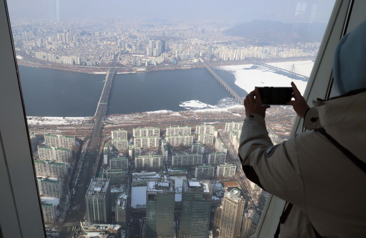 ▲지난달 한강 이남 11개구의 중소형 아파트값 평균이 18억원을 돌파한 것으로 나타났다. 2일 KB부동산 월간 주택 시계열 통계에 따르면 1월 한강 이남 11개구(강남·서초·송파·강동·양천·강서·영등포·동작·관악·구로·금천구)의 중소형(전용면적 60㎡ 초과∼85㎡ 이하) 아파트값은 평균 18억269만원으로 집계됐다. 지난해 12월(17억8561만원)보다 0.96% 상승한 것으로, 서울 중소형 면적 아파트 처음으로 18억원을 돌파했다. 지난달 한강 이북 14개구(종로·중·용산·성동·광진·동대문·중랑·성북·강북·도봉·노원·은평·서대문·마포구)의 중소형 아파트 평균가는 11억419만원으로, 작년 12월(10억9510만원)보다 0.83% 오르며 11억원을 처음으로 넘어섰다. 사진은 이날 서울 송파구 롯데월드타워에서 본 서울 시내 아파트 단지 모습. 신태현 기자 holjjak@