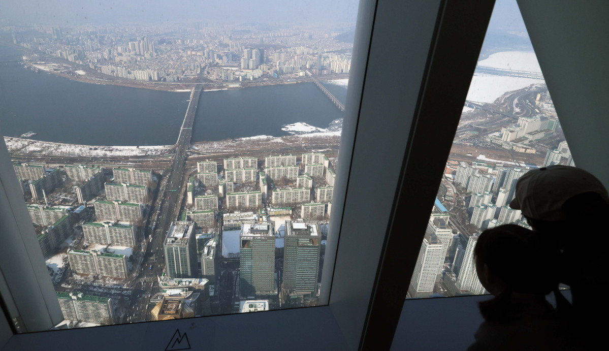 ▲지난달 한강 이남 11개구의 중소형 아파트값 평균이 18억원을 돌파한 것으로 나타났다. 2일 KB부동산 월간 주택 시계열 통계에 따르면 1월 한강 이남 11개구(강남·서초·송파·강동·양천·강서·영등포·동작·관악·구로·금천구)의 중소형(전용면적 60㎡ 초과∼85㎡ 이하) 아파트값은 평균 18억269만원으로 집계됐다. 지난해 12월(17억8561만원)보다 0.96% 상승한 것으로, 서울 중소형 면적 아파트 처음으로 18억원을 돌파했다. 지난달 한강 이북 14개구(종로·중·용산·성동·광진·동대문·중랑·성북·강북·도봉·노원·은평·서대문·마포구)의 중소형 아파트 평균가는 11억419만원으로, 작년 12월(10억9510만원)보다 0.83% 오르며 11억원을 처음으로 넘어섰다. 사진은 이날 서울 송파구 롯데월드타워에서 본 서울 시내 아파트 단지 모습. 신태현 기자 holjjak@