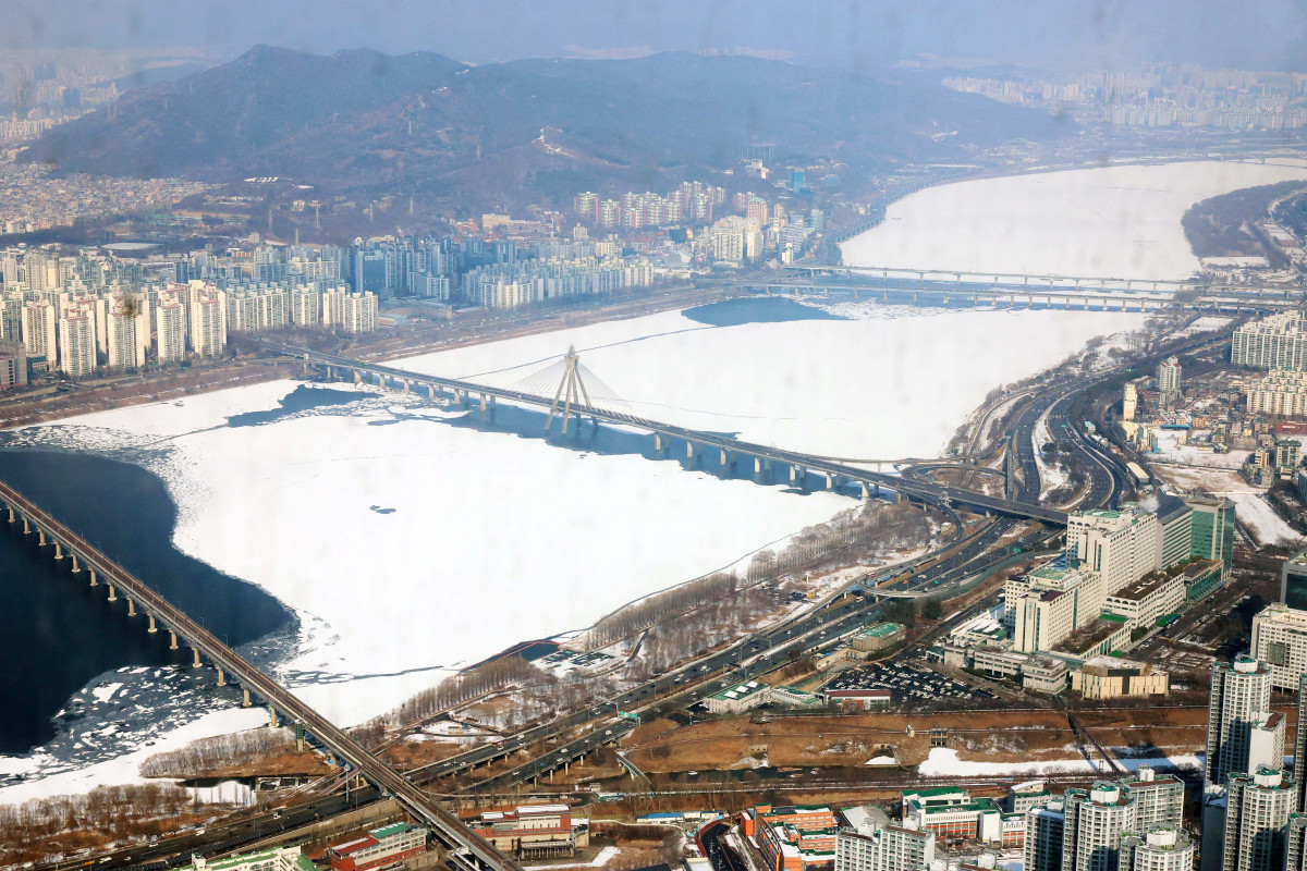 ▲전국 각지에 많은 눈이 내린 2일 서울 송파구 롯데월드타워에서 바라본 한강에 눈이 쌓여있다. 신태현 기자 holjjak@