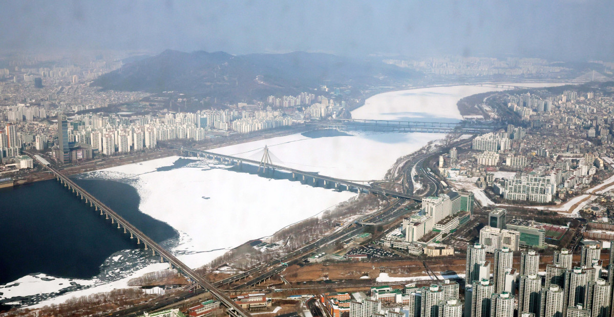▲전국 각지에 많은 눈이 내린 2일 서울 송파구 롯데월드타워에서 바라본 한강에 눈이 쌓여있다. 신태현 기자 holjjak@