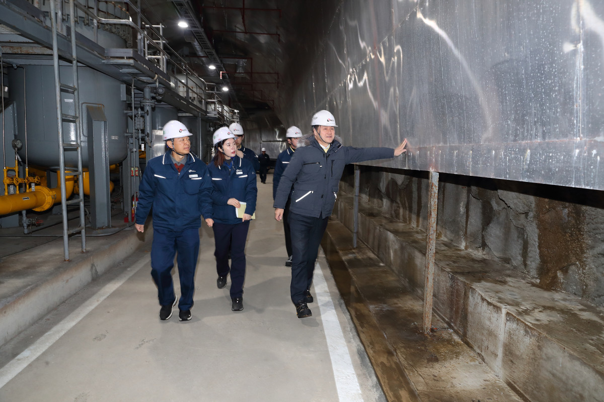 ▲한국석유공사 최문규 사장직무대행(오른쪽 첫째)이 2일 구리 비축기지에서 겨울철 재난안전관리 확인점검을 위한 현장점검을 하고 있다. (사진제공=한국석유공사)