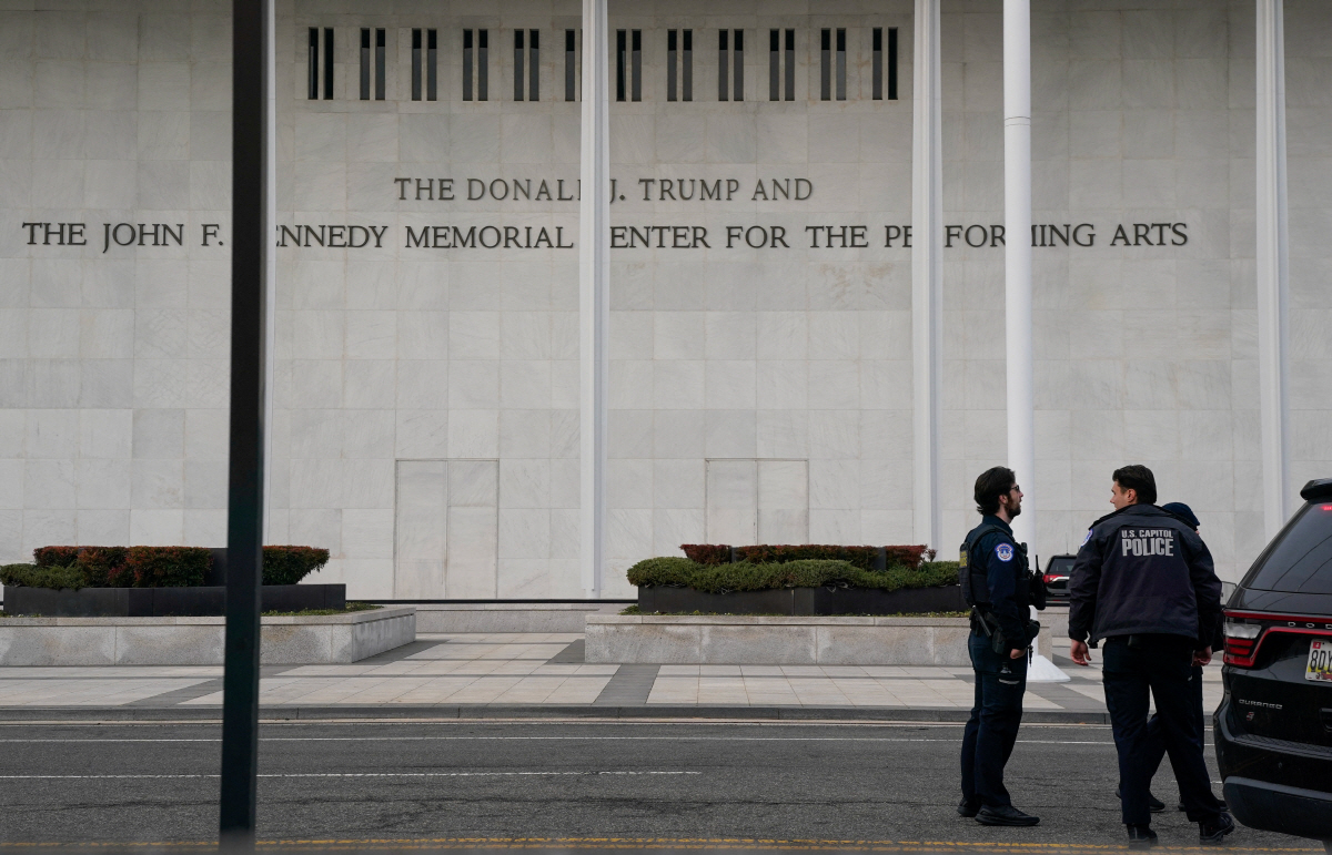 ▲미국 경찰들이 지난달 6일 트럼프·케네디 센터 앞을 순찰하고 있다.  (워싱턴D.C./로이터연합뉴스)