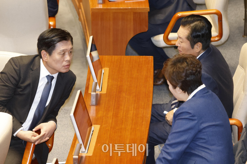 ▲정청래(오른쪽) 더불어민주당 대표와 이언주 최고위원, 조승래(왼쪽) 사무총장이 2일 서울 여의도 국회 본회의장에서 열린 임시회 개회식에서 대화하고 있다. 고이란 기자 photoeran@