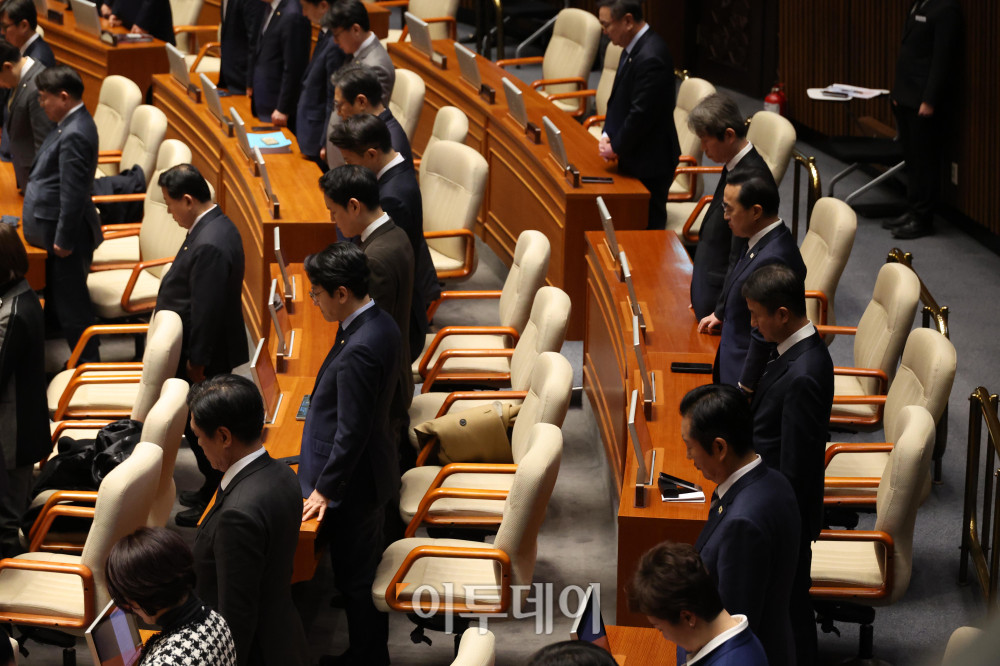 ▲2일 서울 여의도 국회 본회의장에서 열린 임시회 개회식에서 의원들이 순국선열에 대한 묵념을 하고 있다. 고이란 기자 photoeran@