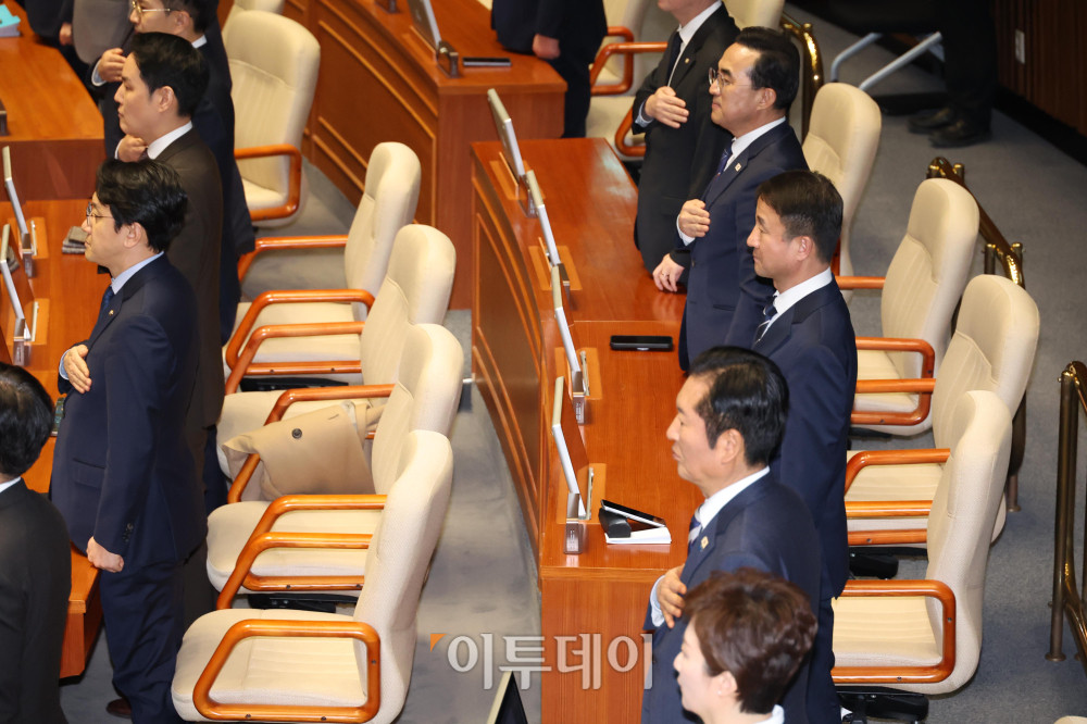 ▲2일 서울 여의도 국회 본회의장에서 열린 임시회 개회식에서 의원들이 국민의례를 하고 있다. 고이란 기자 photoeran@