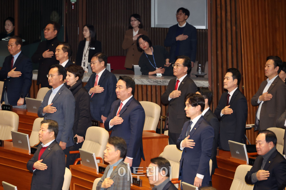 ▲2일 서울 여의도 국회 본회의장에서 열린 임시회 개회식에서 의원들이 국민의례를 하고 있다. 고이란 기자 photoeran@