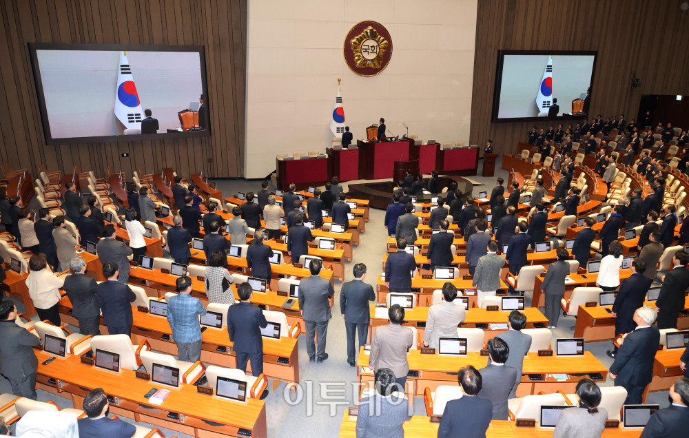 ▲2일 서울 여의도 국회 본회의장에서 열린 임시회 개회식에서 의원들이 국민의례를 하고 있다. 고이란 기자 photoeran@