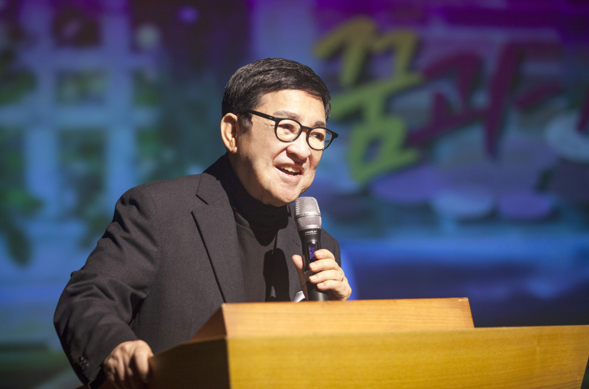 ▲가양타워 안에 있는 송도아트홀에서 행사를 진행하고 있는 노형건 씨.(서울시니어스 가양타워 제공)