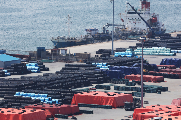 ▲경기 평택항에 철강 제품이 쌓여 있는 모습. (연합뉴스)