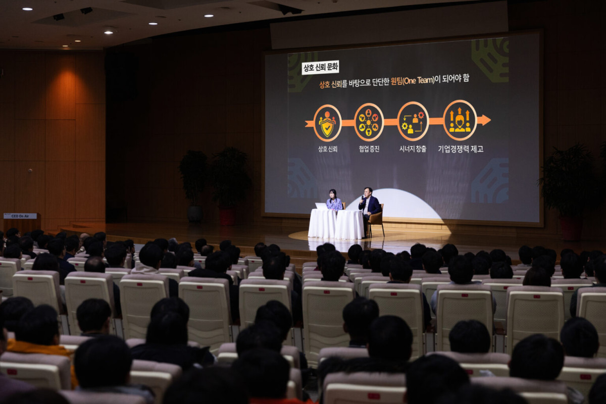 ▲정철동 LG디스플레이 사장은 지난달 29일 파주 사업장에서 전 임직원을 대상으로 타운홀 행사 ‘CEO 온에어’를 진행했다. (사진=LG디스플레)