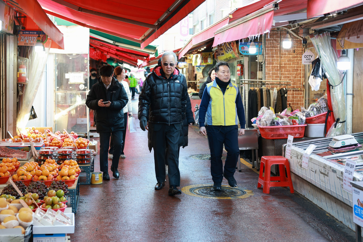 ▲류진 한국경제인협회 회장과 임직원들이 2일 서울 영등포구 대림동 우리 시장을 방문해 설 명절을 앞두고 전통시장에서 물품을 구매하며 직접 마련한 설 꾸러미를 취약계층 가정에 전달하는 '온기 나눔' 사회공헌 활동에 나섰다. 이번 행사는 설을 맞아 소외된 이웃들에게 온기를 전하고 소상공인을 응원하는 취지로 마련됐다. (한경협)