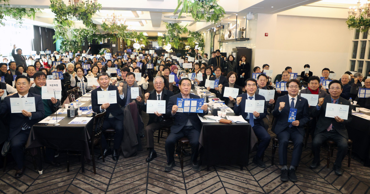 ▲이재식 수원특례시의회 의장(앞줄)과 수원군공항이전 및 경기통합국제공항 추진 시민협의회 관계자들이 2일 팔달구 파티움하우스에서 열린 2026년 신년하례회에서 기념촬영을 하고 있다.  (수원특례시의회)