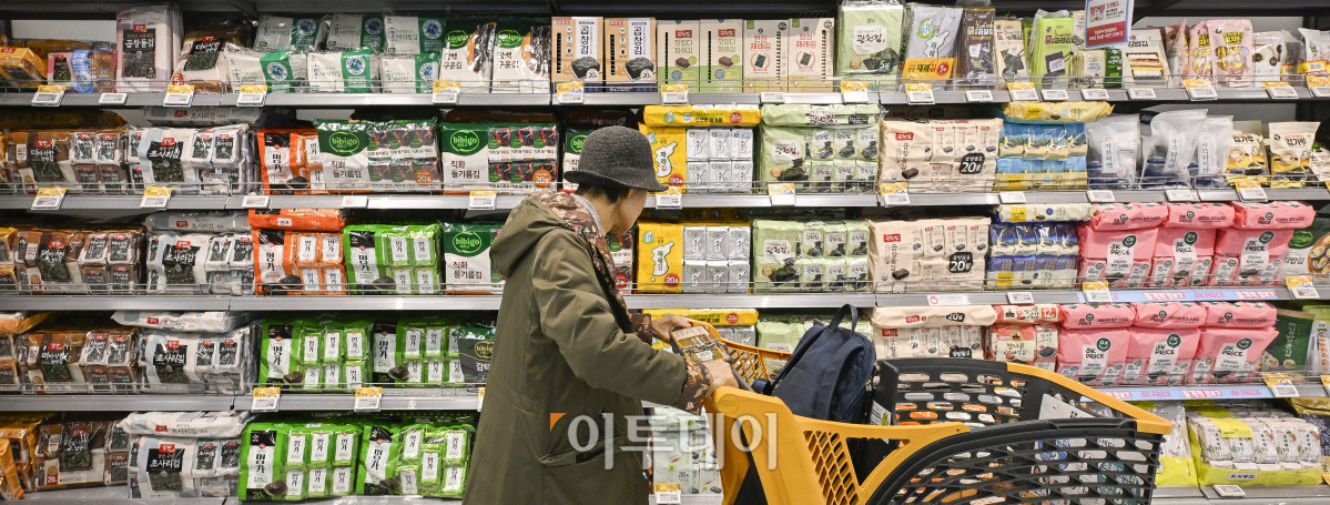 ▲마른김 가격이 역대 최고를 기록한 2일 서울의 한 대형마트에 김이 진열되어 있다. 이날 한국농수산식품유통공사 가격정보에 따르면 마른김(중품) 평균 소매가격은 지난 1월 하순 기준 10장당 1515원이었다. 순별 평균 소매가격이 1500원을 뛰어넘은 것은 사상 처음이다. 조현호 기자 hyunho@