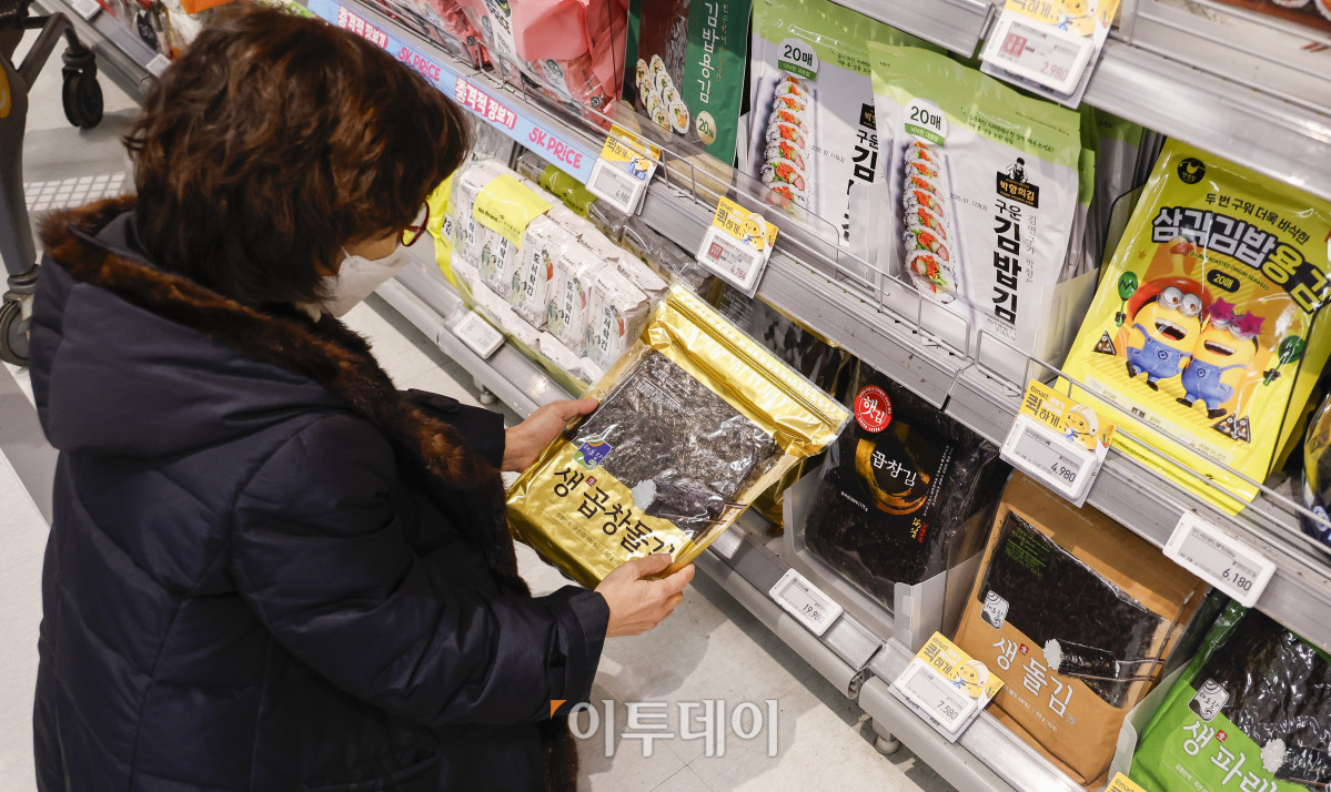▲마른김 가격이 역대 최고를 기록한 2일 서울의 한 대형마트에서 시민들이 김을 구입하고 있다. 이날 한국농수산식품유통공사 가격정보에 따르면 마른김(중품) 평균 소매가격은 지난 1월 하순 기준 10장당 1515원이었다. 순별 평균 소매가격이 1500원을 뛰어넘은 것은 사상 처음이다. 조현호 기자 hyunho@