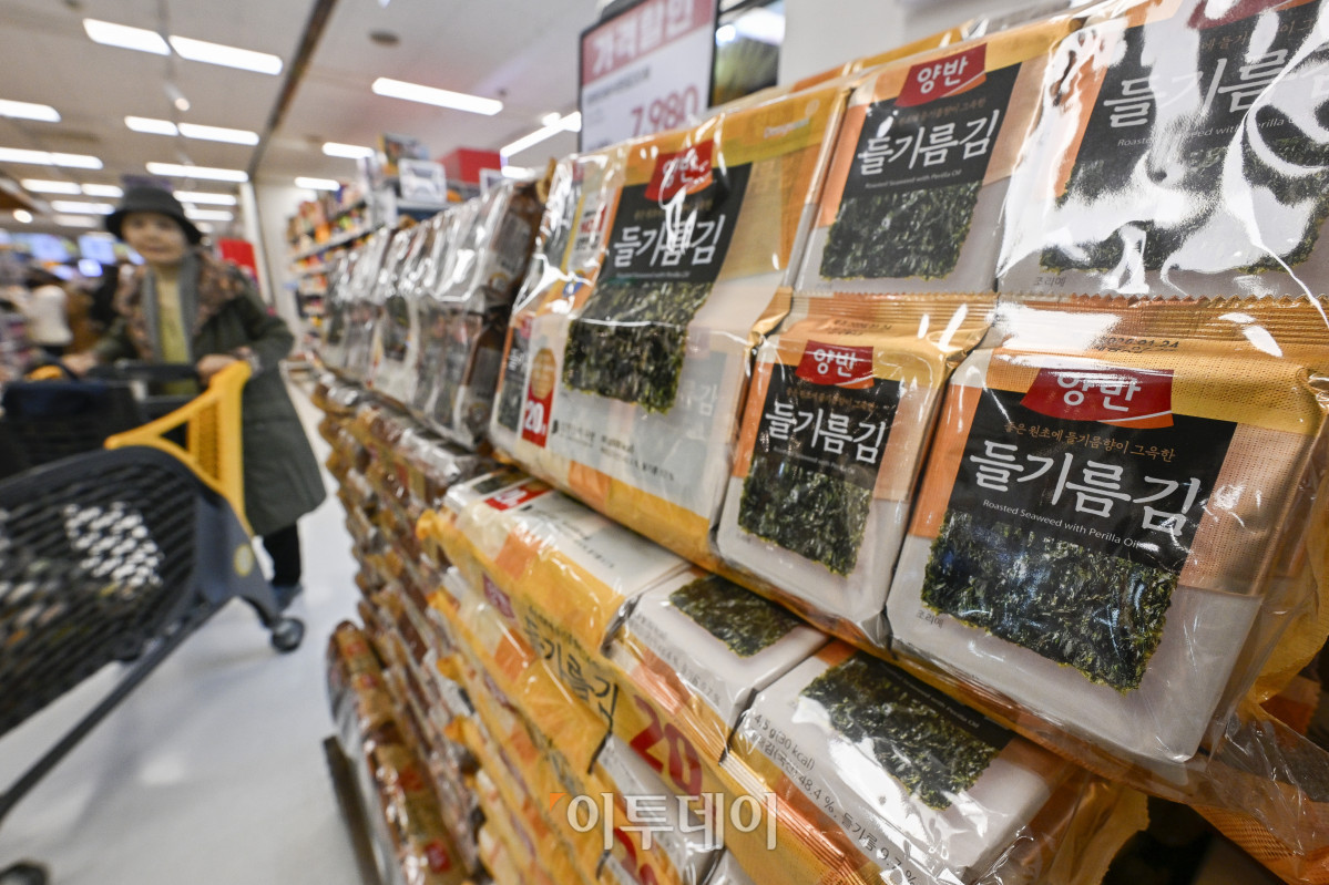 ▲마른김 가격이 역대 최고를 기록한 2일 서울의 한 대형마트에 김이 진열되어 있다. 이날 한국농수산식품유통공사 가격정보에 따르면 마른김(중품) 평균 소매가격은 지난 1월 하순 기준 10장당 1515원이었다. 순별 평균 소매가격이 1500원을 뛰어넘은 것은 사상 처음이다. 조현호 기자 hyunho@