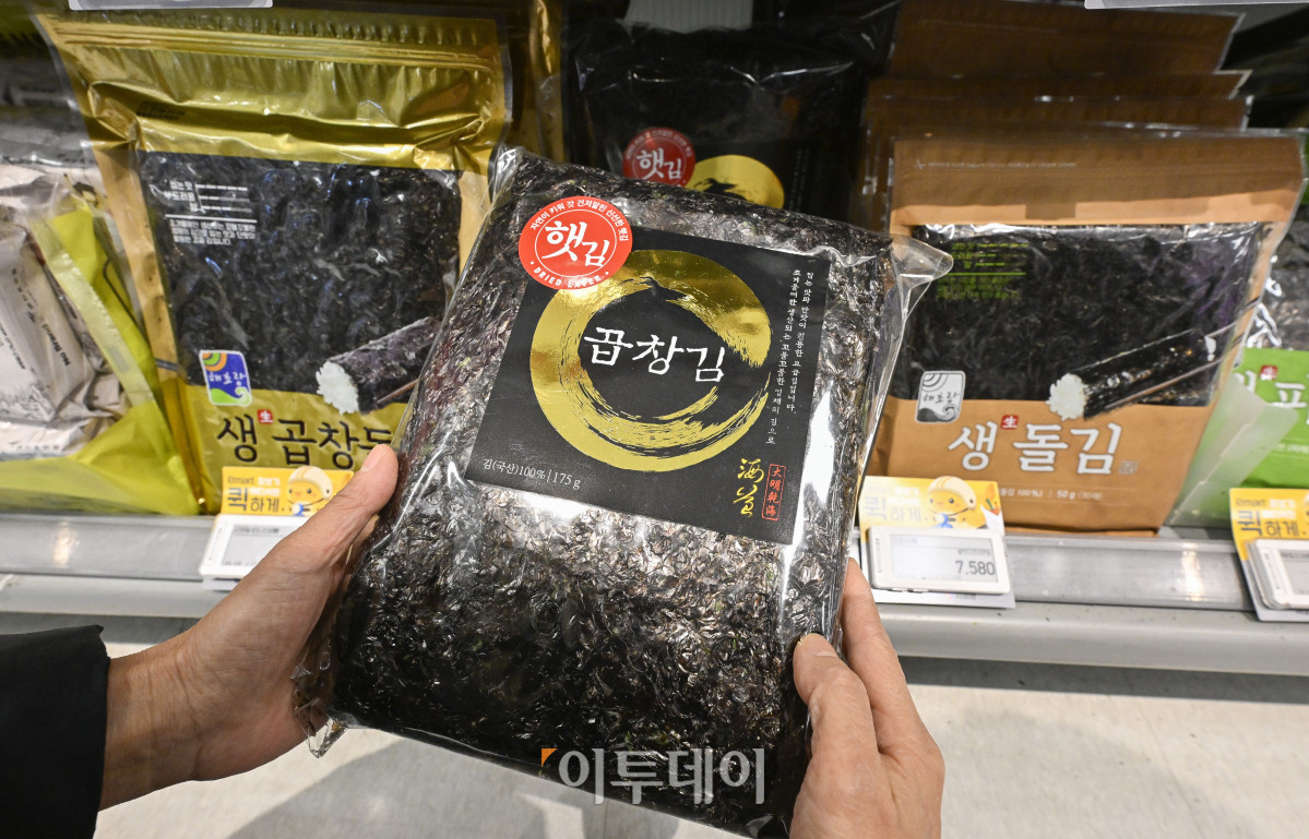 ▲마른김 가격이 역대 최고를 기록한 2일 서울의 한 대형마트에서 시민들이 김을 구입하고 있다. 이날 한국농수산식품유통공사 가격정보에 따르면 마른김(중품) 평균 소매가격은 지난 1월 하순 기준 10장당 1515원이었다. 순별 평균 소매가격이 1500원을 뛰어넘은 것은 사상 처음이다. 조현호 기자 hyunho@