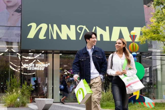 ▲외국인 관광객이 '올리브영N 성수' 매장에서 쇼핑을 마치고 나오고 있다. (사진제공=CJ올리브영)