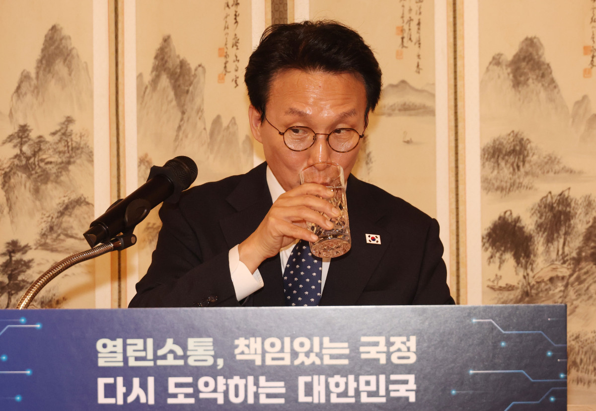 ▲[서울=뉴시스] 최진석 기자 = 김민석 국무총리가 2일 서울 총리공관에서 열린 출입기자 간담회에서 물을 마시고 있다. (공동취재) 2026.02.02. photo@newsis.com