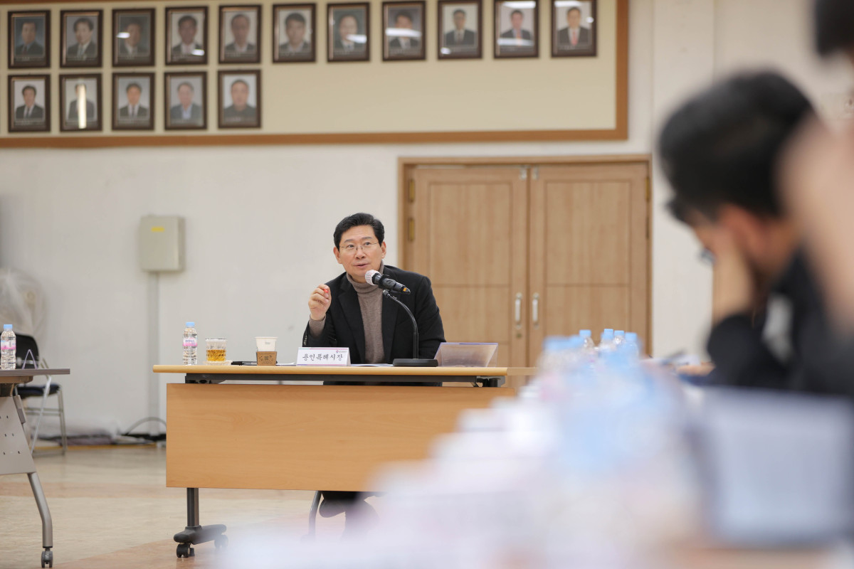 ▲이상일 용인특례시장이 2일 처인구청 대회의실에서 간부 공무원 회의를 주재하며 인프라 확충 현안을 논의하고 있다. 이 시장은 1000조 원 규모 반도체 프로젝트에 발맞춰 처인구청 복합청사 건립, 장애인회관 신축, 다함께돌봄센터 확충 등 주거·교통·교육·복지 인프라 확충에 속도를 내겠다고 밝혔다. (용인특례시)