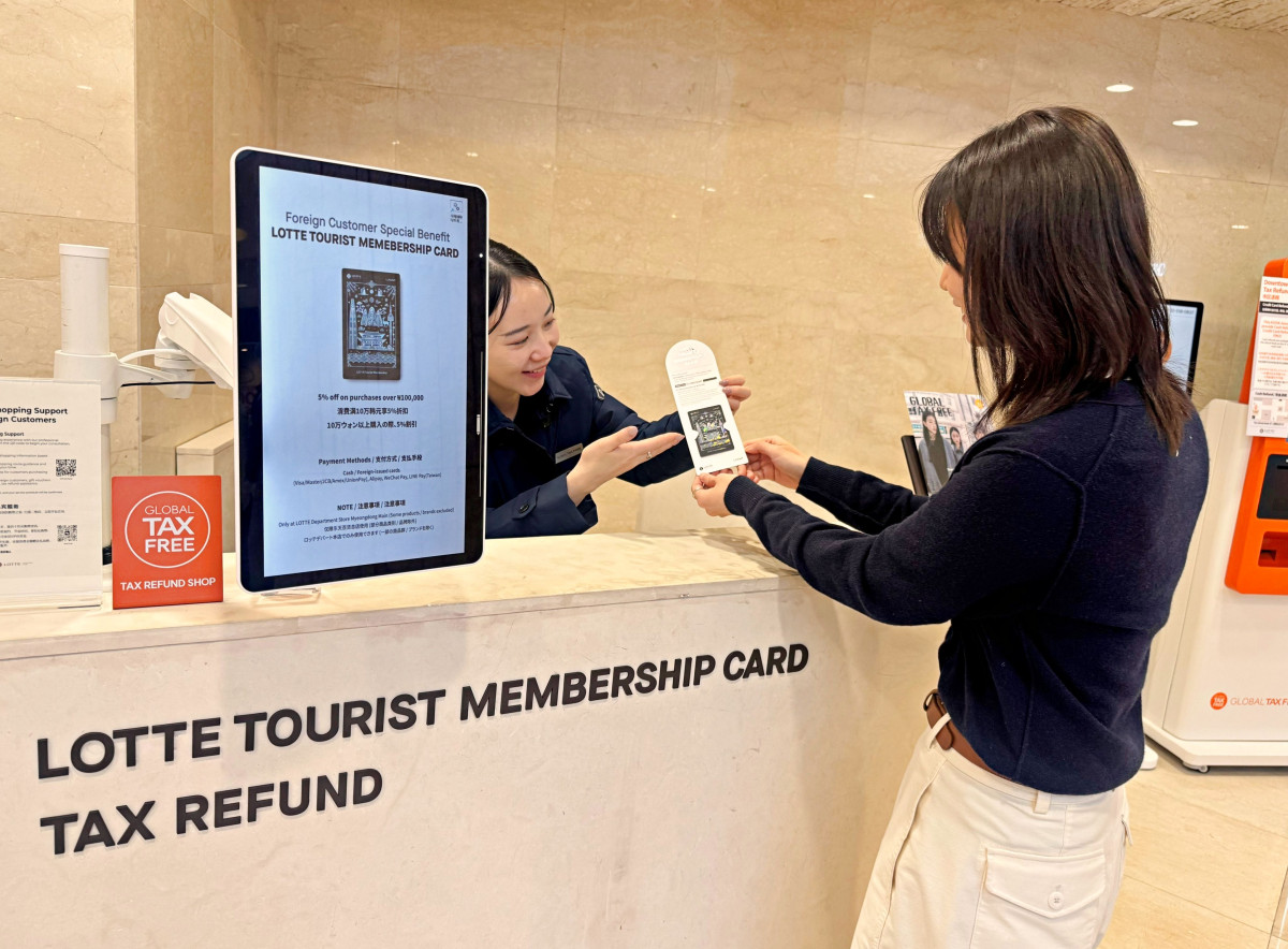 ▲롯데백화점 본점에서 '롯데 투어리스트 멤버십 카드'를 발급받고 있는 모습 (사진제공=롯데쇼핑)