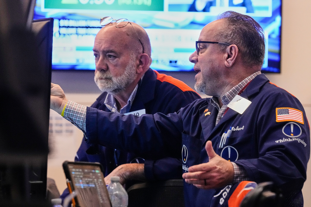 ▲미국 뉴욕증권거래소(NYSE)에서 2일(현지시간) 트레이더들이 작업하고 있다. (뉴욕/AP연합뉴스)