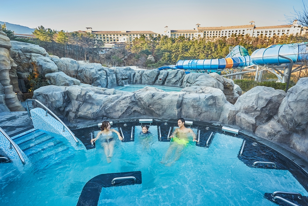 ▲가족 고객이 설악 워터피아 스파밸리 ‘블루라군’에서 물놀이를 즐기고 있다. (사진제공=한화호텔앤드리조트)
