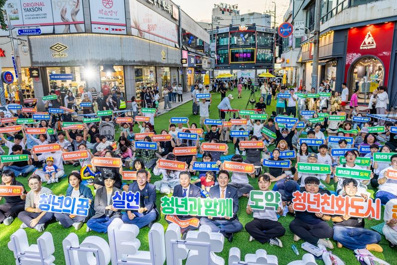 ▲지난해 9월 전남도 순천시 연향동 패션의 거리에서 열린 '2025 순천 청년의 날 축제' 모습이다. (사진제공=순천시)