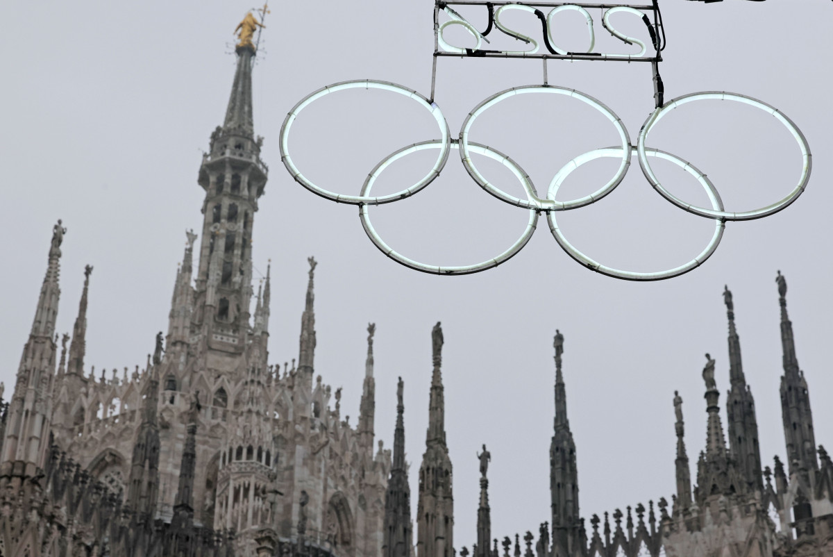 ▲2026 밀라노·코르티나담페초 동계올림픽 개막을 4일 앞둔 2일(현지시간) 이탈리아 밀라노 두오모 성당을 배경으로 오륜기 조형물이 빛나고 있다. (연합뉴스)