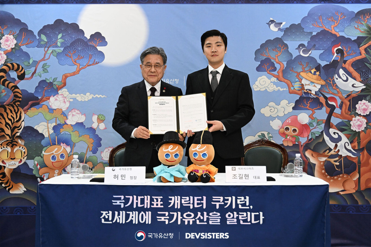 ▲2일 덕수궁 돈덕전에서 (왼쪽부터)허민 국가유산청장과 조길현 데브시스터즈 대표가 국가유산의 활용·홍보 및 제48차 유네스코 세계유산위원회 회의의 성공적인 개최를 위한 업무협약을 체결하고 기념사진을 찍고 있다. (사진제공=데브시스터즈)