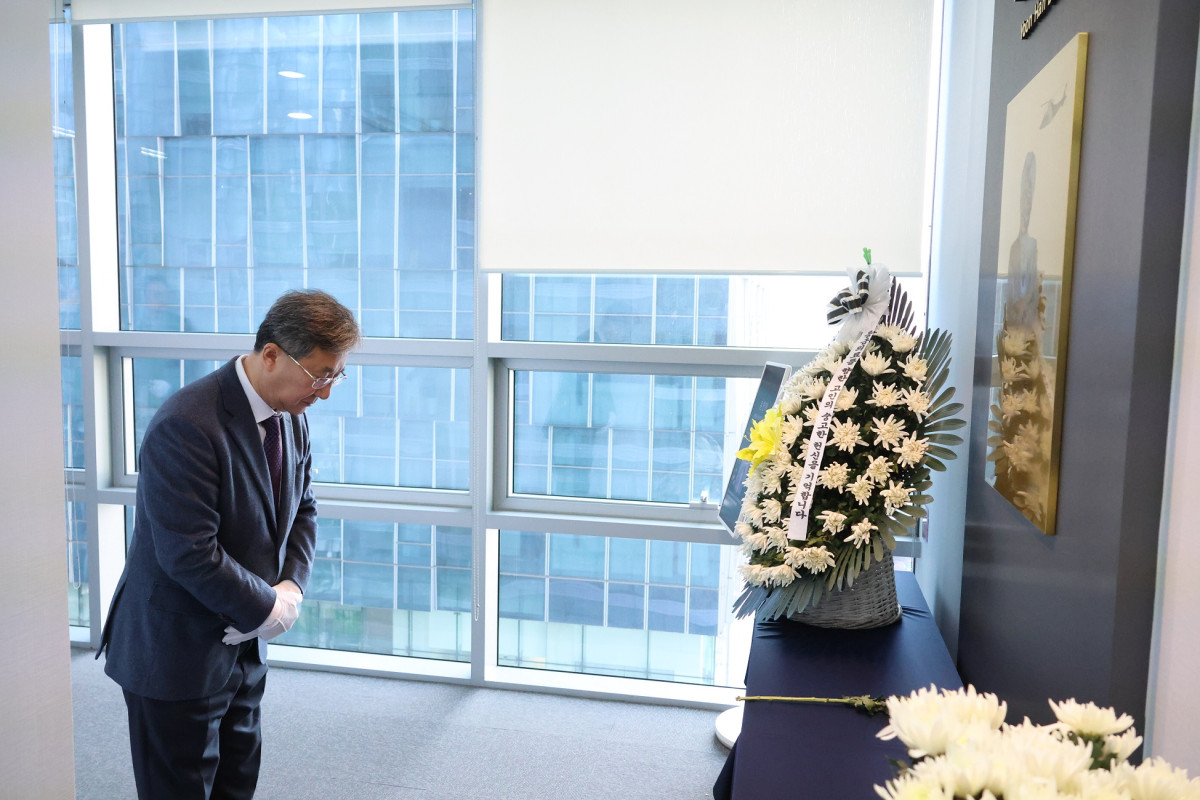 ▲서길준 국립중앙의료원장이 2일 열린 故 윤한덕 중앙응급의료센터장 7주기 추모식에서 추모하고 있다. (사진제공=국립중앙의료원)