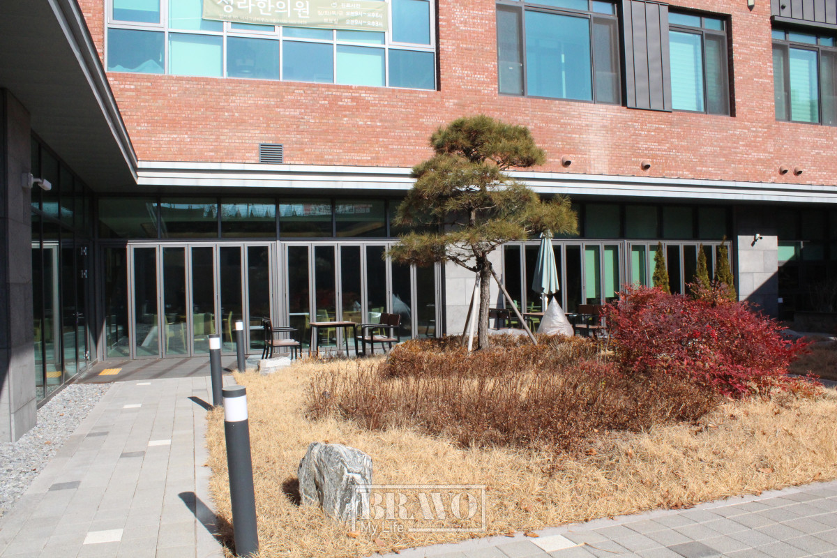 ▲식당 앞에 마련된 중정. 입주자들은 이곳에서 햇볕을 쬐는 시간을 ‘햇빛샤워’라고 부른다. 서지희 기자 jhsseo@