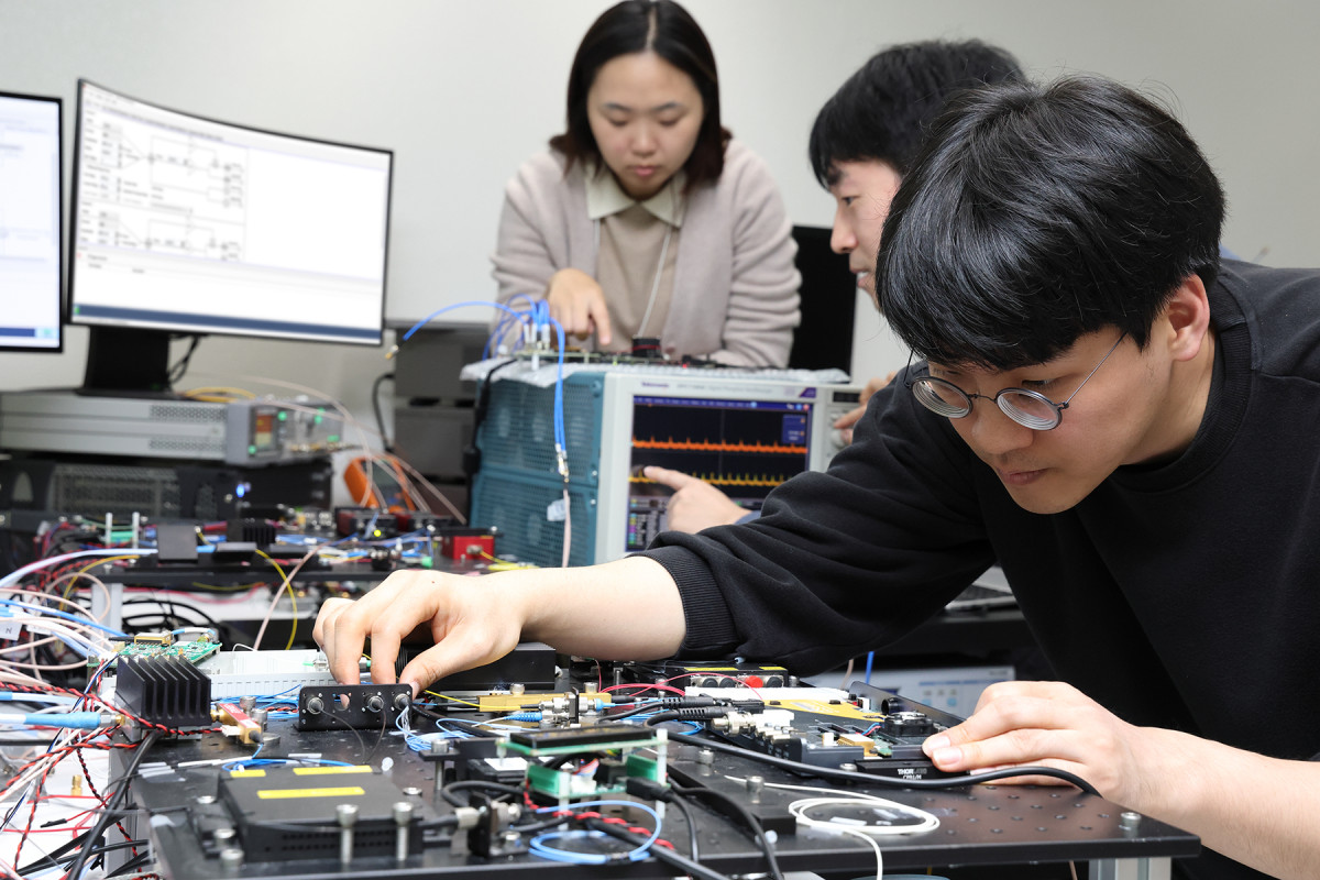 ▲KT 직원들이 양자 암호키 분배 장비를 사용하는 모습. (사진제공=KT)