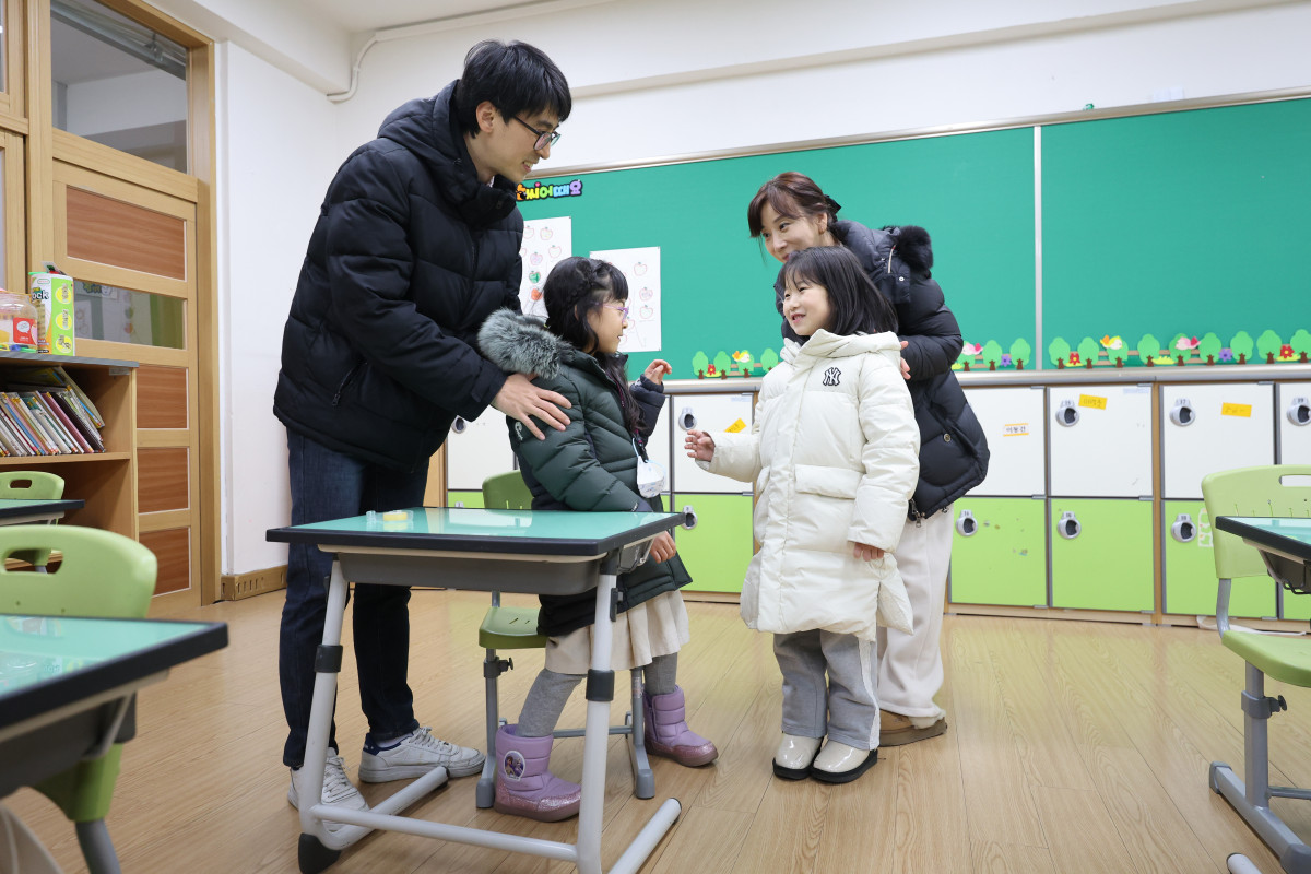 ▲6일 서울 강서구 우장초등학교에서 열린 신입생 예비소집에서 예비 초등학생들이 인사를 나누고 있다.  (연합뉴스)