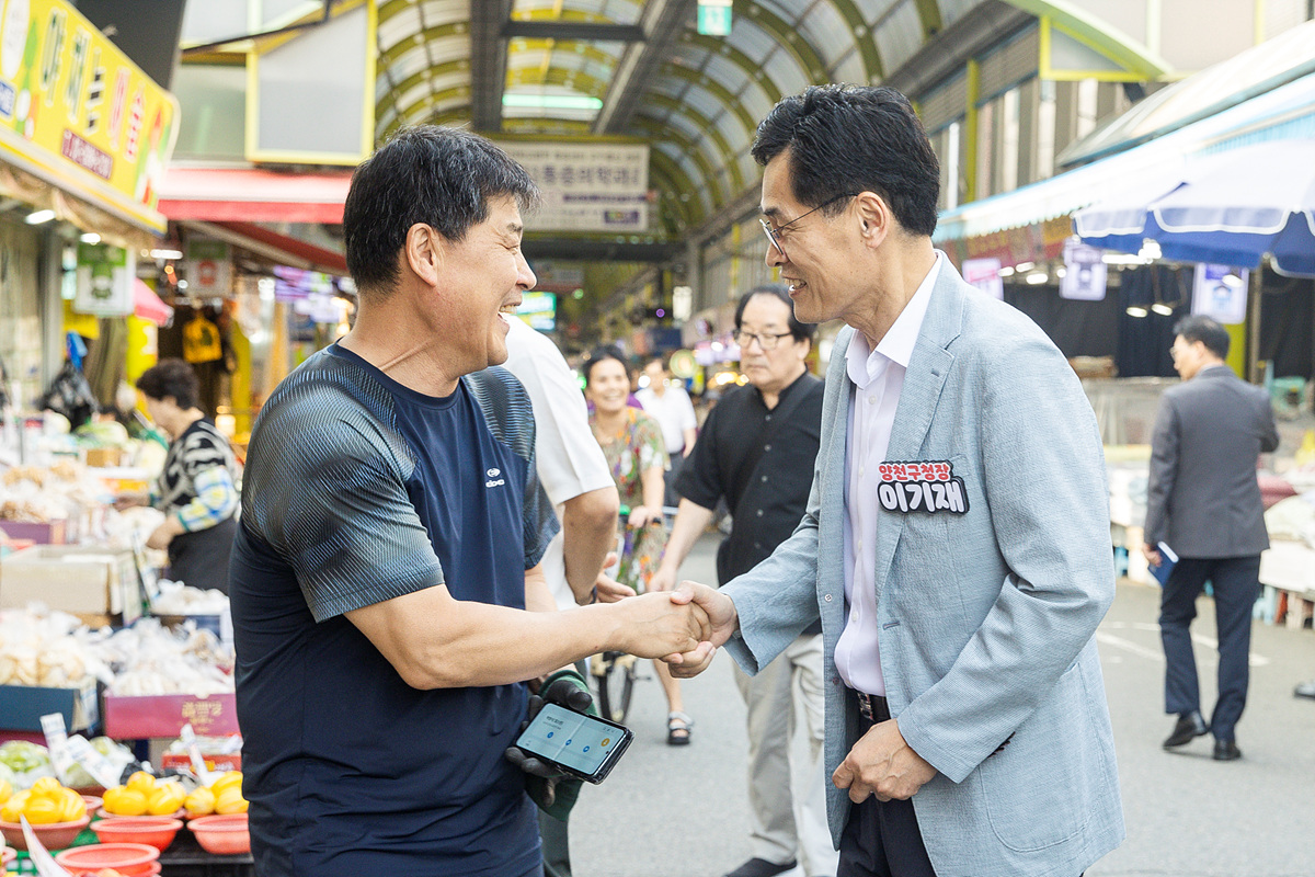 ▲ 이기재 양천구청장이 양천구 지역 내 전통 시장에서 소상공인과 소통하고 있다. (사진 제공 = 양천구)