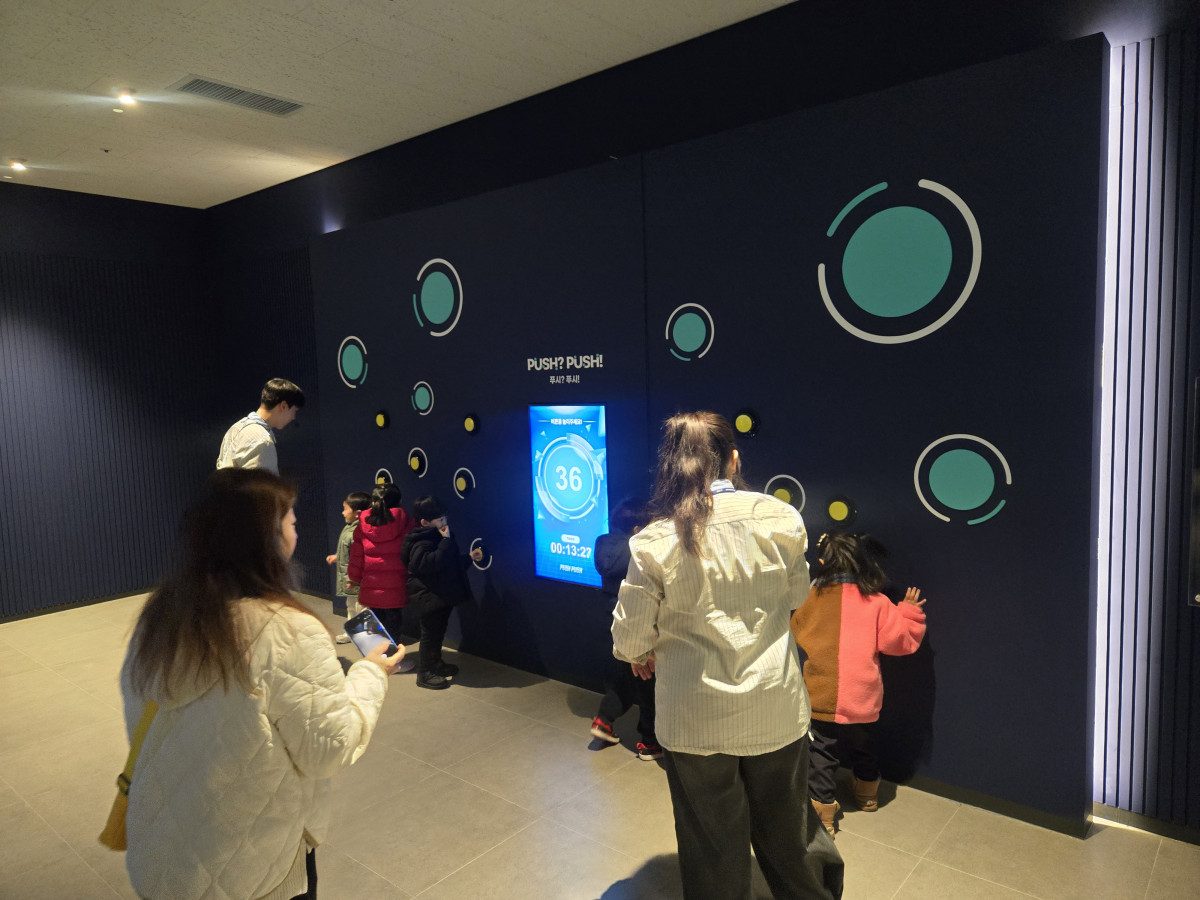 ▲광진미래기술체험관 AI 플레이그라운드에서 놀고 있는 아이들의 모습 (윤희성 기자 yoonheesung@)