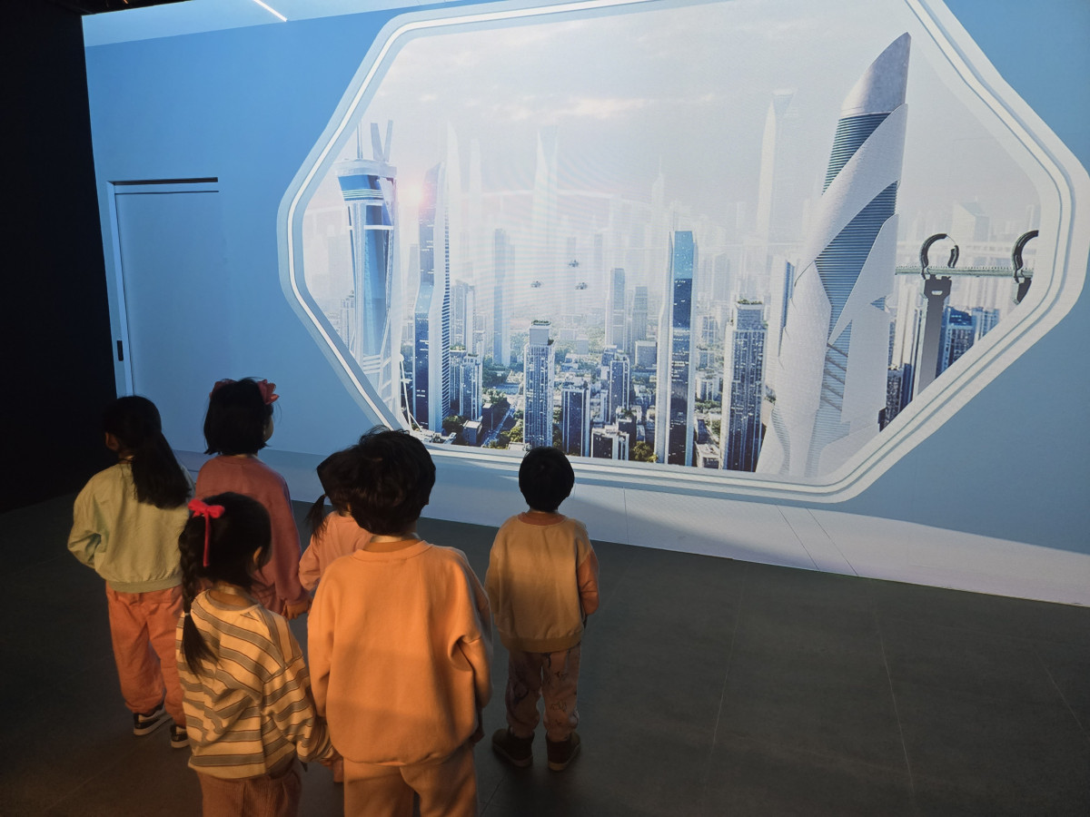 ▲NEO CITY 안으로 들어가기전 매기와의 퀴즈를 기다리고 있는 아이들의 모습 (윤희성 기자 yoonheesung@)