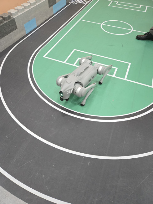 ▲로봇개 광진이가 조종에 따라 엎드리고 있는 모습 (윤희성 기자 yoonheesung@)