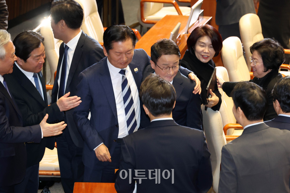 ▲한병도 더불어민주당 원내대표가 3일 서울 여의도 국회에서 열린 본회의에서 교섭단체 대표연설을 마치고 정청래 당대표의 격려를 받고 있다. 고이란 기자 photoeran@