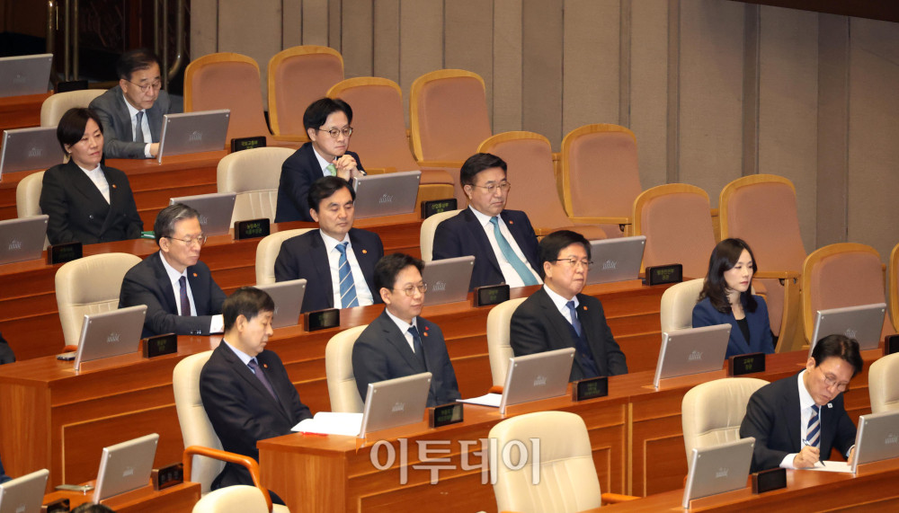 ▲3일 서울 여의도 국회에서 열린 본회의에서 김민석 국무총리를 비롯한 국무위원들이 한병도 더불어민주당 원내대표의 교섭단체 대표연설을 경청하고 있다. 고이란 기자 photoeran@