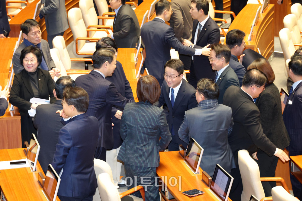 ▲한병도 더불어민주당 원내대표가 3일 서울 여의도 국회에서 열린 본회의에서 교섭단체 대표연설을 마치고 의원들과 인사하고 있다. 고이란 기자 photoeran@