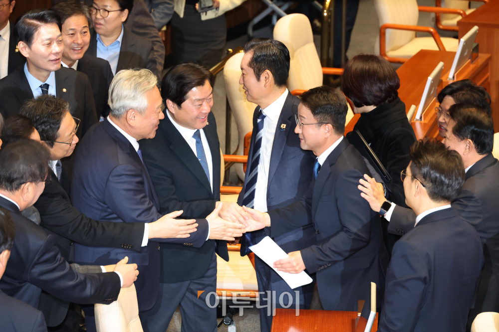 ▲한병도 더불어민주당 원내대표가 3일 서울 여의도 국회에서 열린 본회의에서 교섭단체 대표연설을 마치고 의원들과 인사하고 있다. 고이란 기자 photoeran@