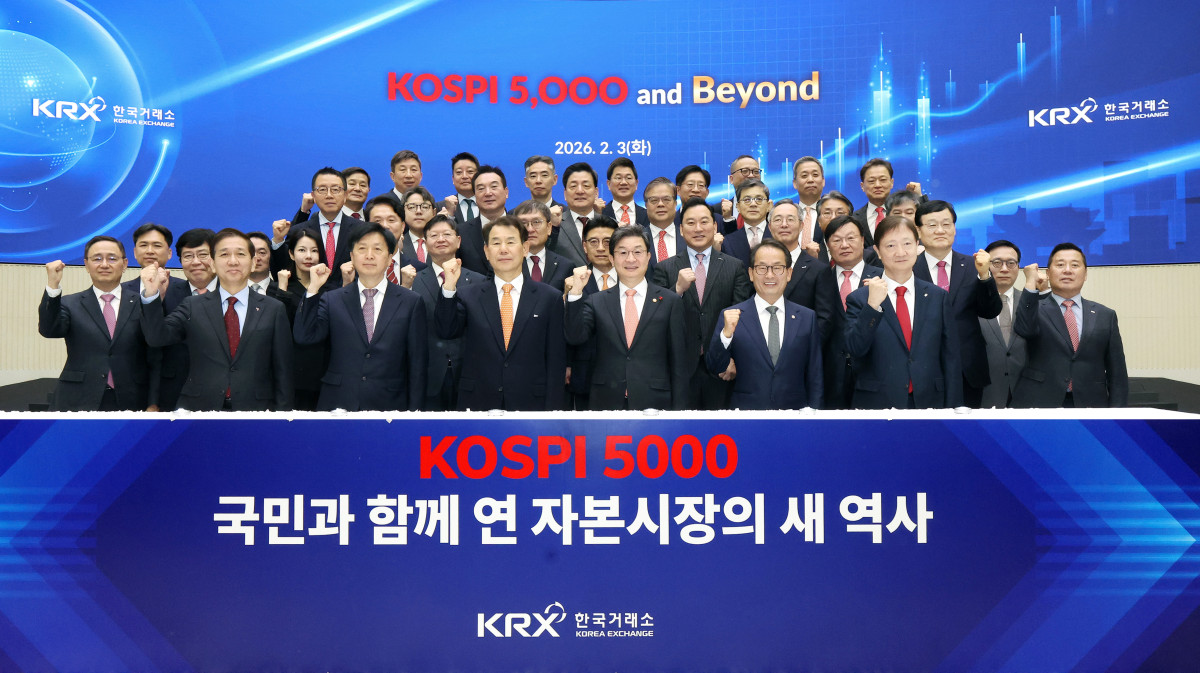 ▲3일 한국거래소에서 열린 '코스피5000 and Beyond' 세미나에서 정은보 한국거래소 이사장(가운데) 등 참석자들이 기념사진을 찍고 있다.  (사진제공=한국거래소)