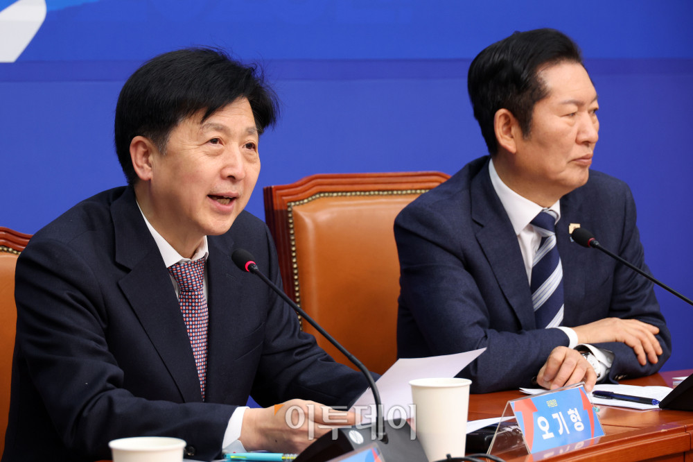 ▲3일 서울 여의도 국회에서 열린 코리아 프리미엄 K-자본시장 특별위원회 전체회의에서 오기형 위원장이 인사말을 하고 있다. 오른쪽은 정청래 더불어민주당 대표. 고이란 기자 photoeran@