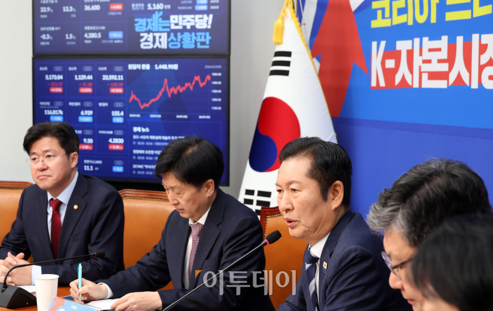 ▲정청래 더불어민주당 대표가 3일 서울 여의도 국회에서 열린 코리아 프리미엄 K-자본시장 특별위원회 전체회의에서 인사말을 하고 있다. 고이란 기자 photoeran@